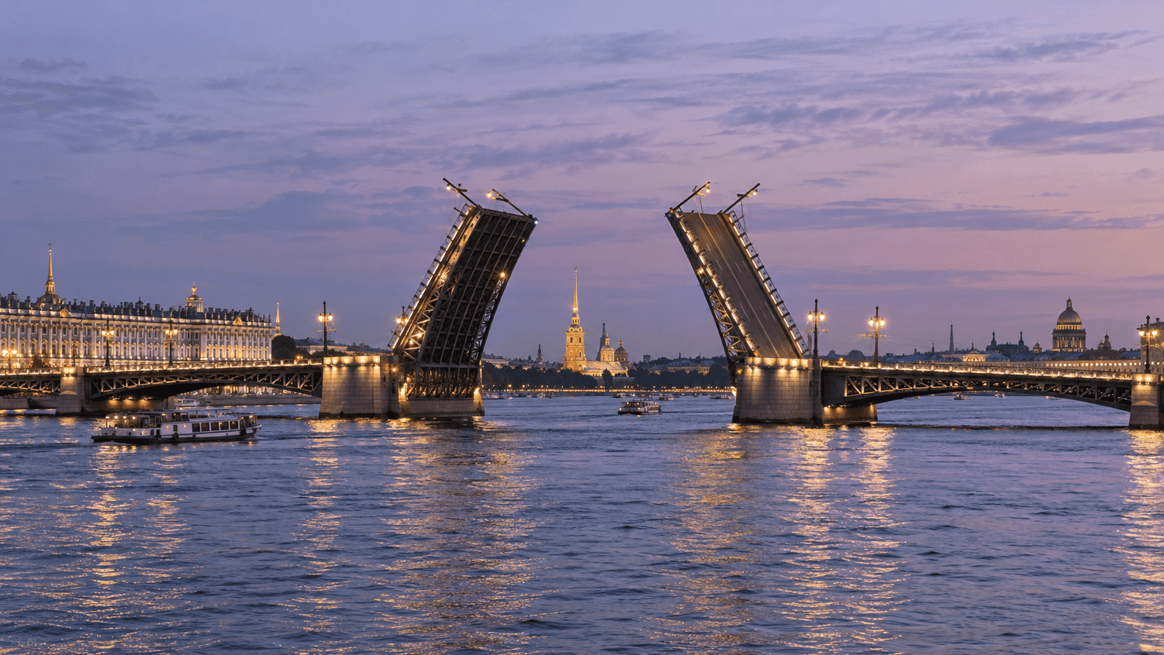 Поднятые пролёты Дворцового моста над Невой в белую ночь
