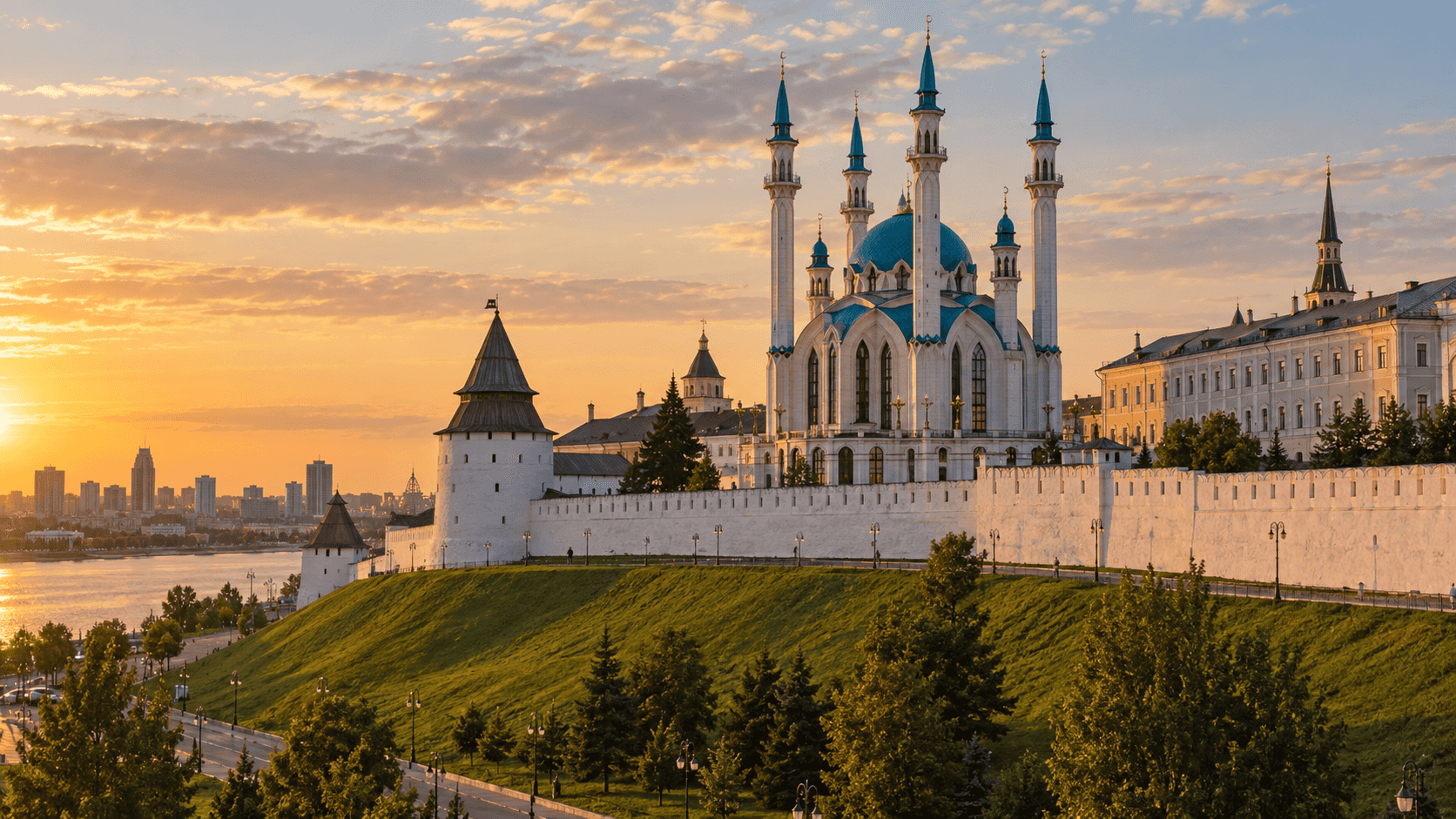 Белые стены Казанского Кремля и бирюзовые купола мечети Кул-Шариф